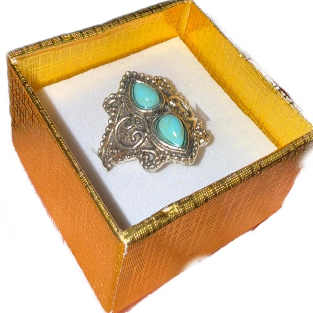 Elegant Silver and Turquoise Ring - Picture 2 of 3